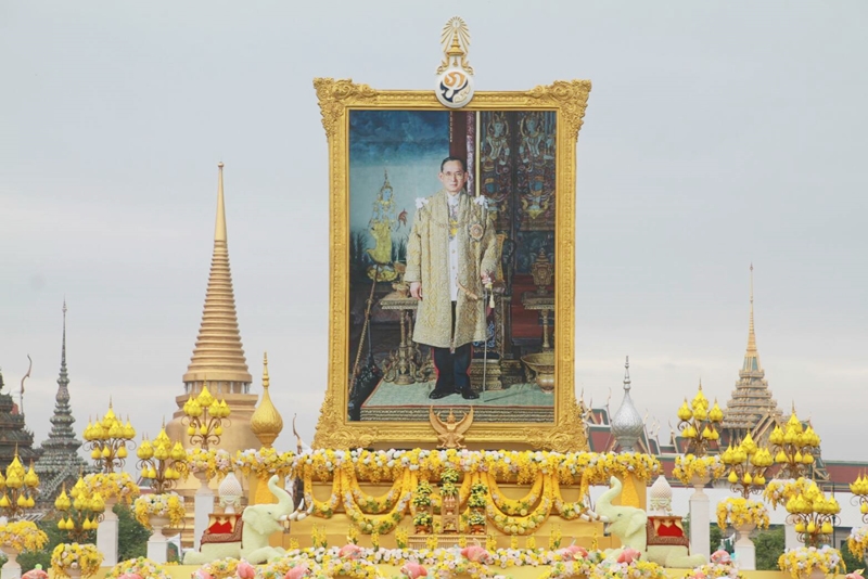 ﻿ กรมบังคับคดีร่วมพิธีวางพวงมาลาและถวายบังคม เนื่องในวันคล้ายวันสวรรคตพระบาทสมเด็จพระบรมชนกาธิเบศร มหาภูมิพลอดุลยเดชมหาราช บรมนาถบพิตร 13 ตุลาคม 2563